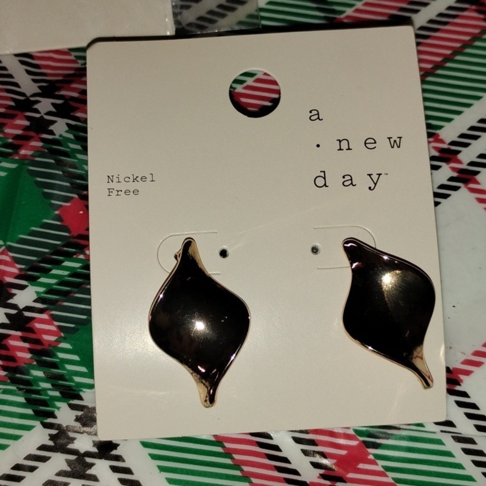 A New Day Gold and Silver Jewelry Set - Picture 4 of 5
